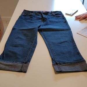 Levis perfectly slimming capri